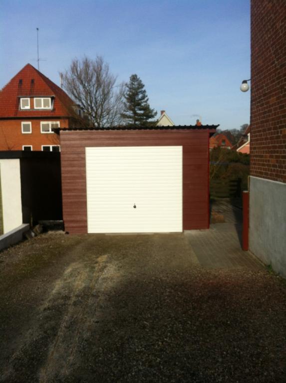 Renovering-af-garage-dør Færdigt resultat af renovering af garage på Fyn