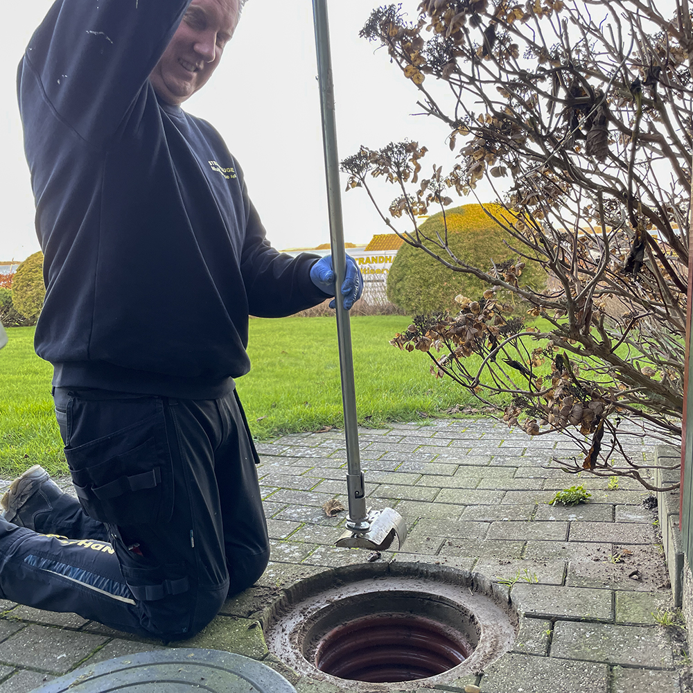 Emil Lauritsen renser og servicerer en rottespærre i et sommerhusområde