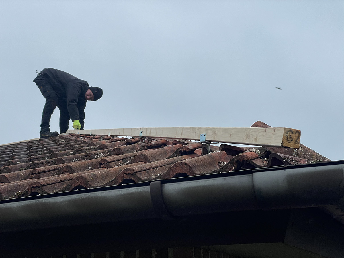 Tømrer på taget